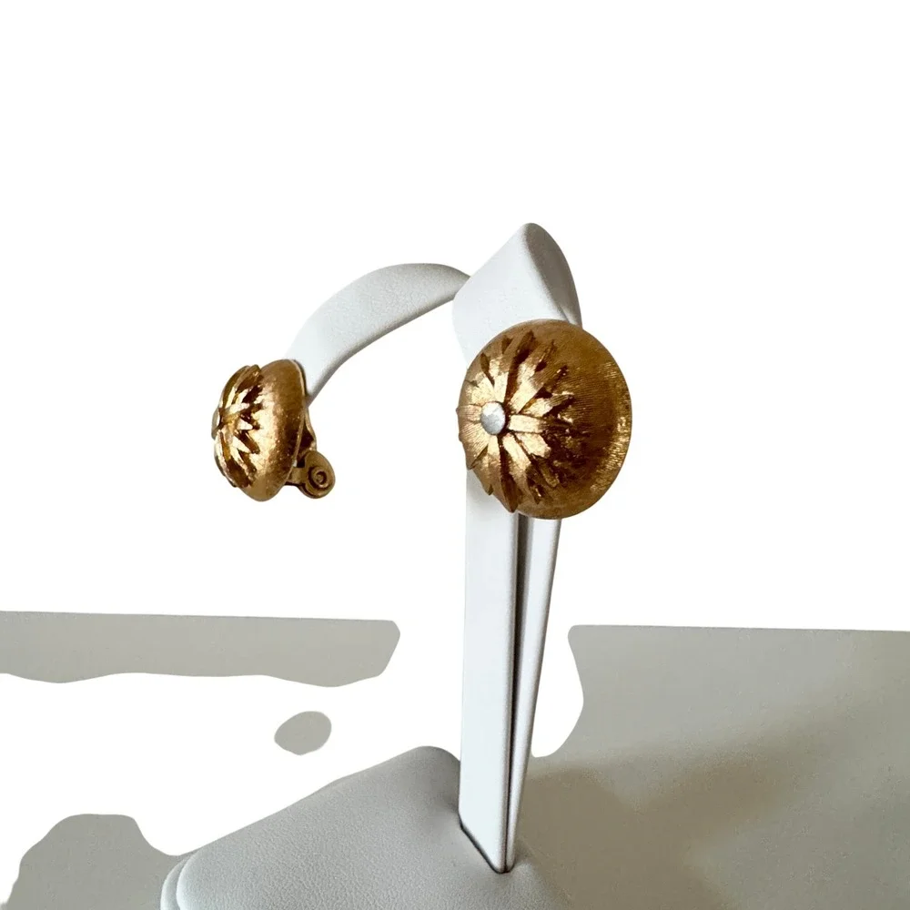 Vintage Crown Trifari Gold Tone Textured Starburst Dome Clip On Earrings Vintage